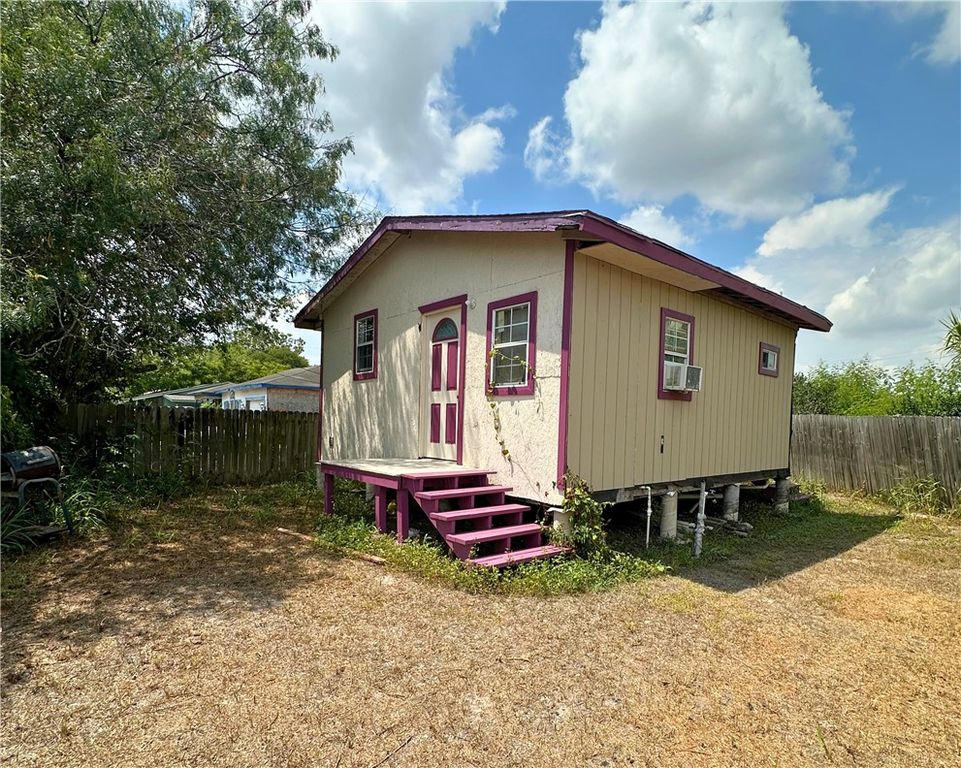 600 S Rachal St, Sinton, TX 78387 — photo 2
