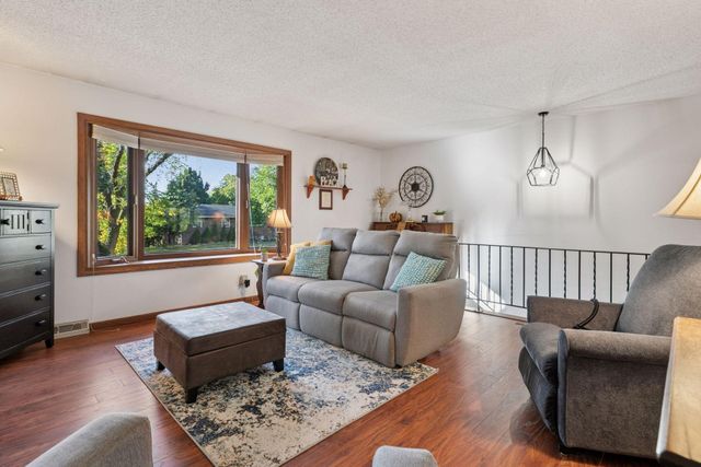 8860 Hilltop Drive, Saint Bonifacius, MN 55375