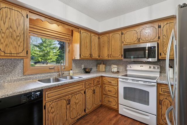 8860 Hilltop Drive, Saint Bonifacius, MN 55375