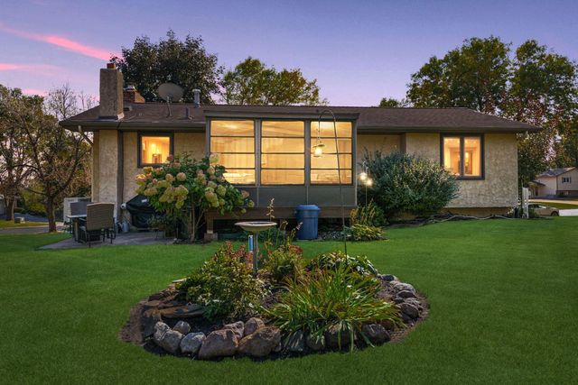 8860 Hilltop Drive, Saint Bonifacius, MN 55375