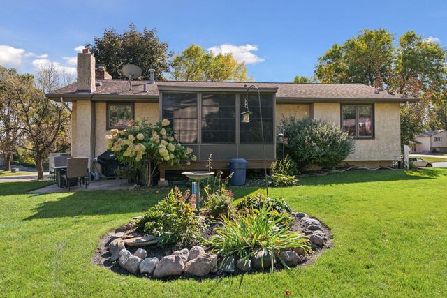 8860 Hilltop Drive, Saint Bonifacius, MN 55375