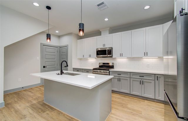 837 S Victory Drive, Houston, TX 77088