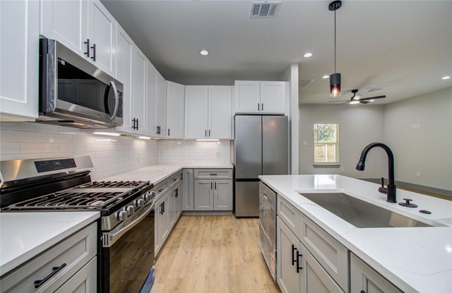 837 S Victory Drive, Houston, TX 77088