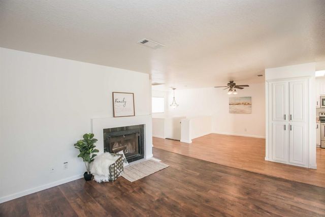 1583 W Swain Rd, Stockton, CA 95207