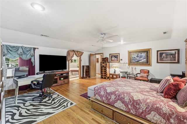 123 Shields Drive, Holiday Island, AR 72631
