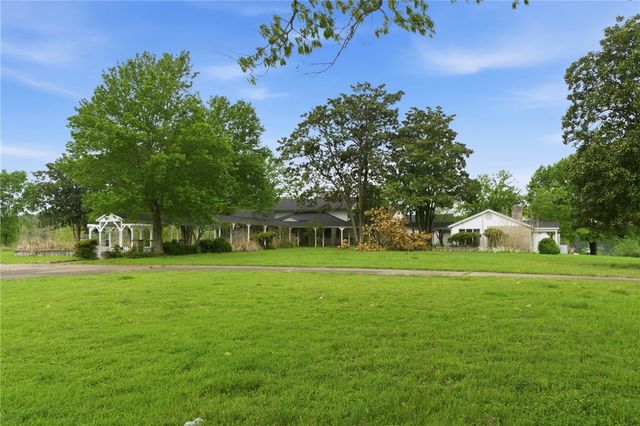 123 Shields Drive, Holiday Island, AR 72631