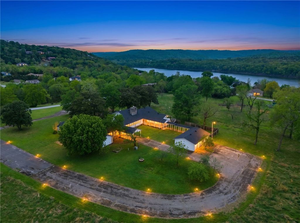 123 Shields Drive, Holiday Island, AR 72631