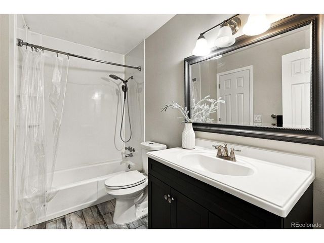 525 S Xenon Ct, Lakewood, CO 80228