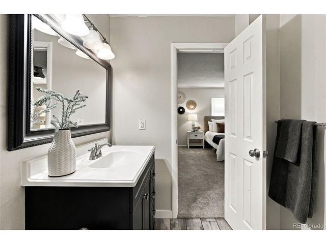 525 S Xenon Ct, Lakewood, CO 80228