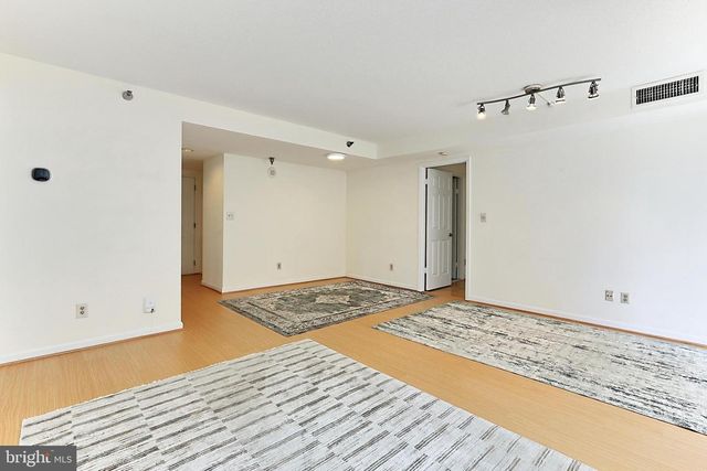 2400 Clarendon Blvd Apt 406, Arlington, VA 22201