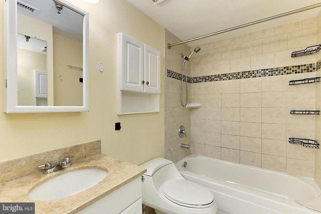 2400 Clarendon Blvd Apt 406, Arlington, VA 22201