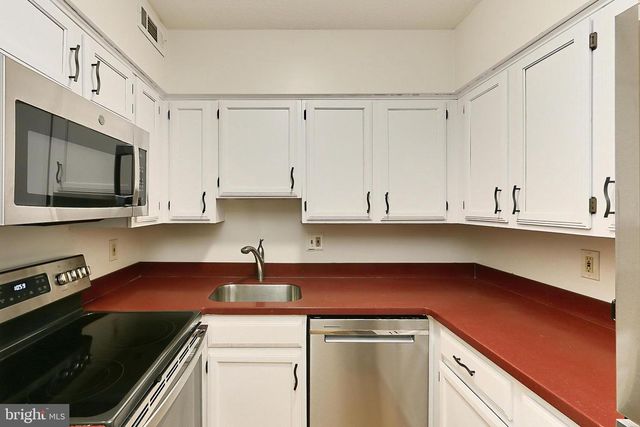 2400 Clarendon Blvd Apt 406, Arlington, VA 22201
