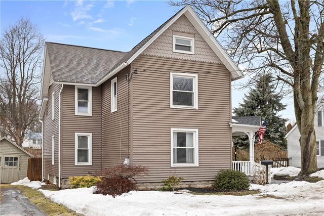 11 Gaylord St, Sodus, NY 14551