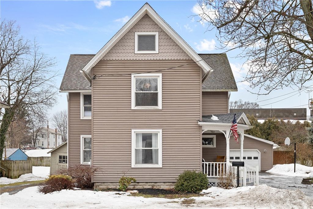 11 Gaylord St, Sodus, NY 14551