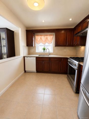 725 126th Street, College Point, NY 11356