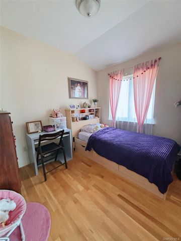 725 126th Street, College Point, NY 11356