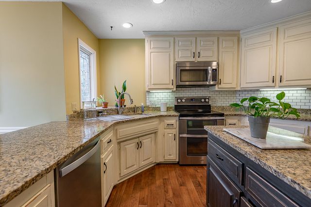 1921 E Nottingham Street, Springfield, MO 65804