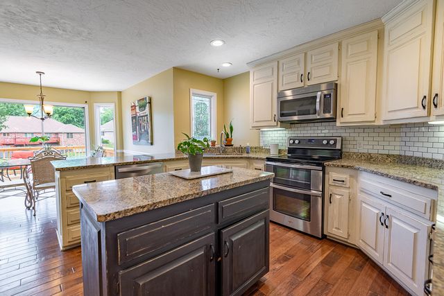 1921 E Nottingham Street, Springfield, MO 65804