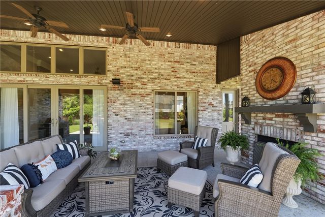 3111 Oak Tree Drive, Centerton, AR 72719