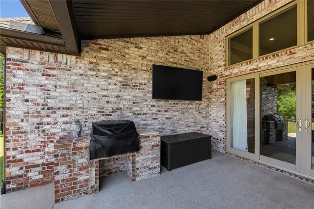 3111 Oak Tree Drive, Centerton, AR 72719