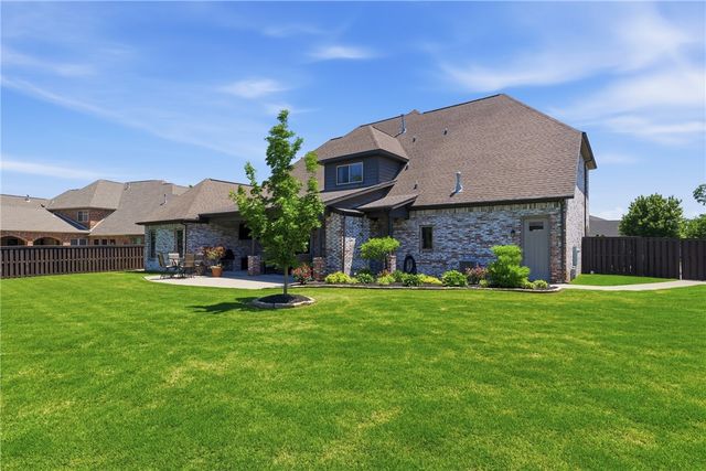 3111 Oak Tree Drive, Centerton, AR 72719