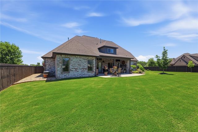 3111 Oak Tree Drive, Centerton, AR 72719
