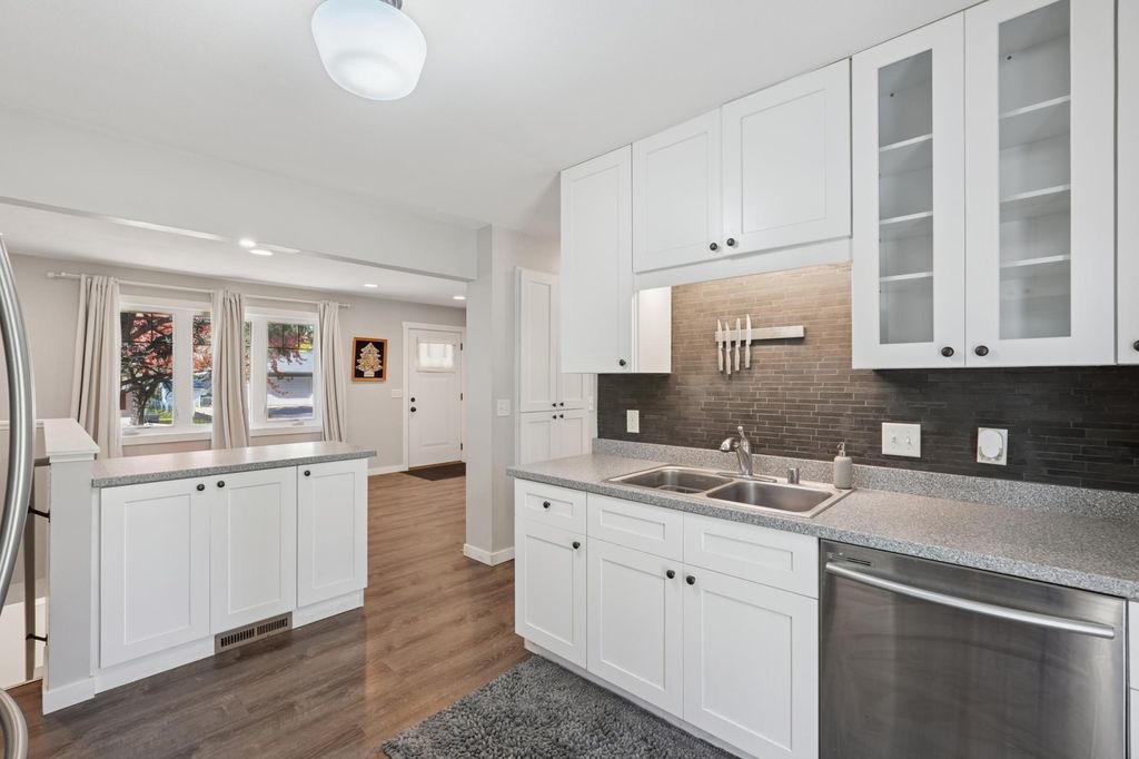 9605 10th Avenue S, Bloomington, MN 55420