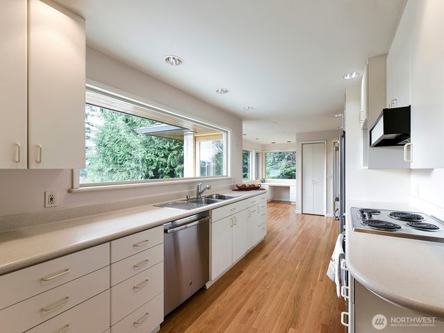 17020 16th Avenue SW, Normandy Park, WA 98166