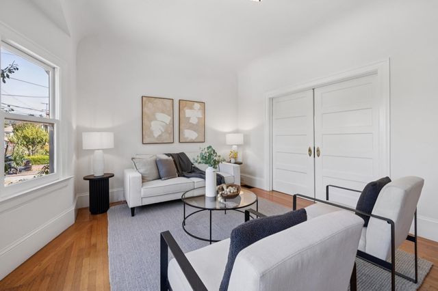 737 737 61st St, Oakland, CA 94609