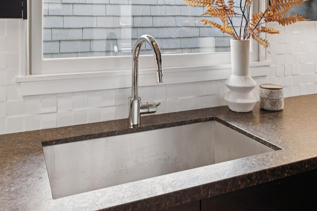 737 737 61st St, Oakland, CA 94609