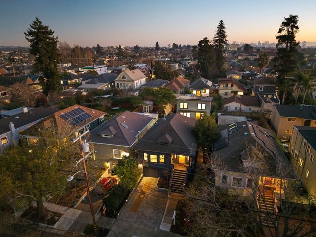 737 737 61st St, Oakland, CA 94609