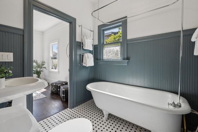 737 737 61st St, Oakland, CA 94609