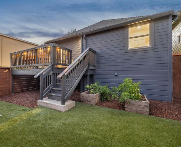 737 737 61st St, Oakland, CA 94609