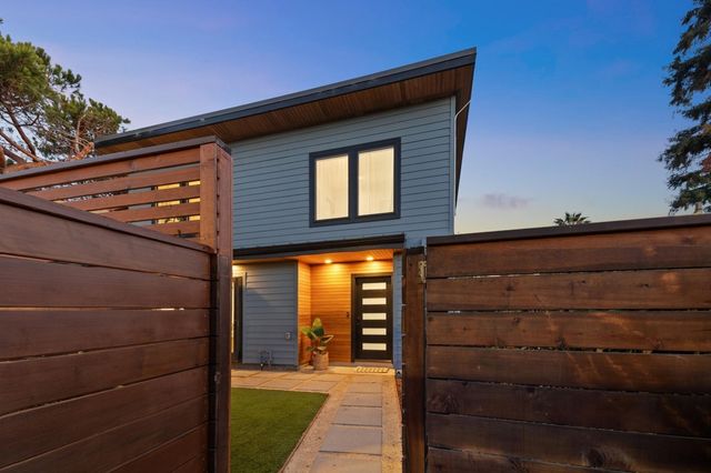 737 737 61st St, Oakland, CA 94609