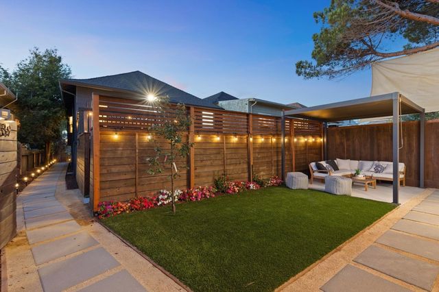 737 737 61st St, Oakland, CA 94609