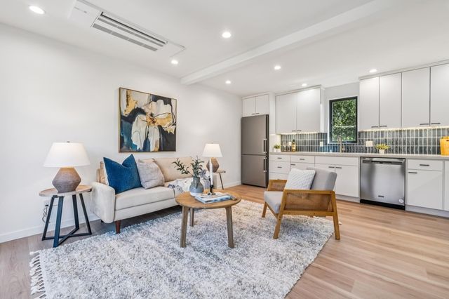 737 737 61st St, Oakland, CA 94609