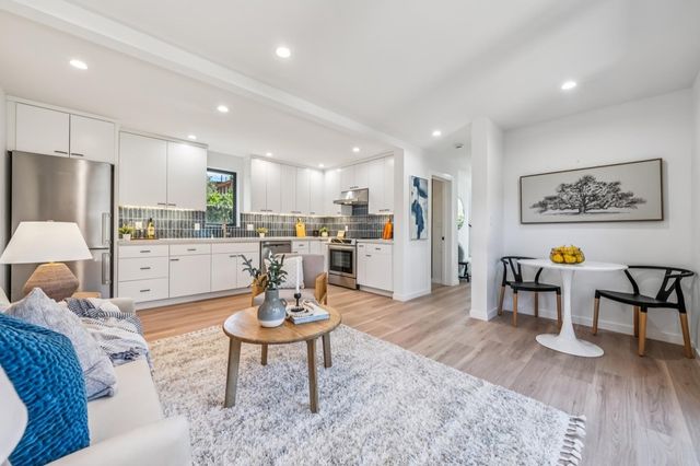 737 737 61st St, Oakland, CA 94609