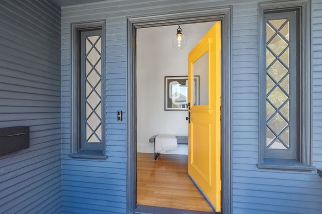 737 737 61st St, Oakland, CA 94609