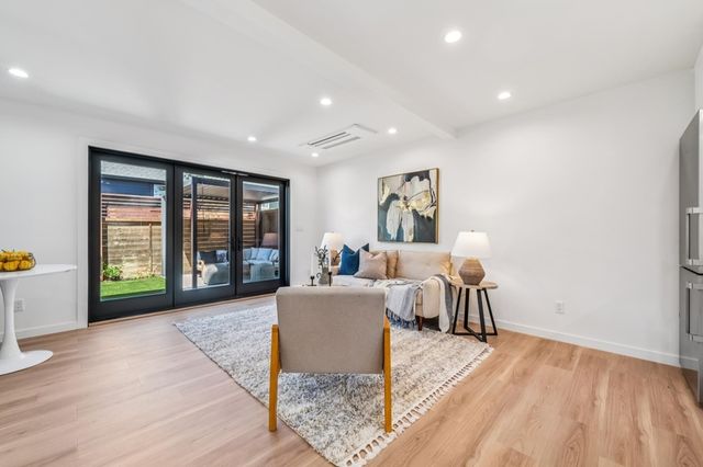 737 737 61st St, Oakland, CA 94609