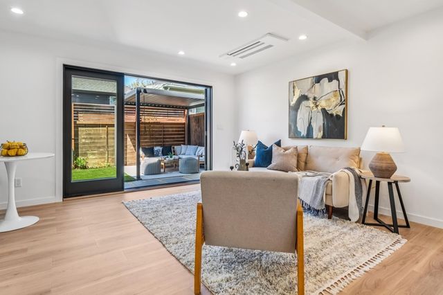 737 737 61st St, Oakland, CA 94609