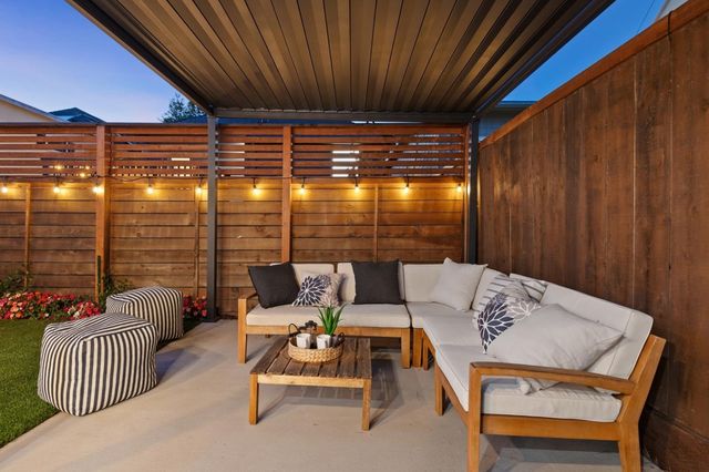 737 737 61st St, Oakland, CA 94609