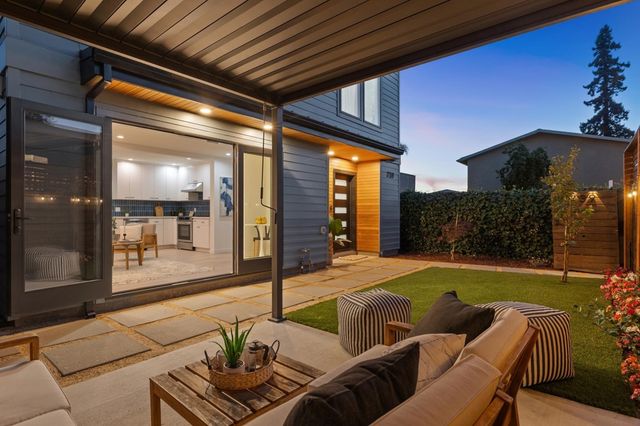 737 737 61st St, Oakland, CA 94609