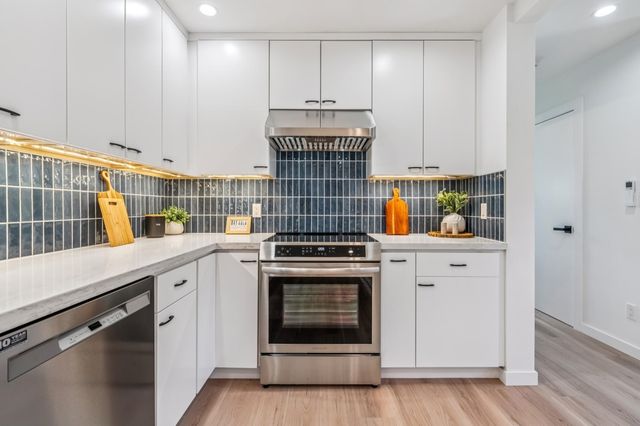 737 737 61st St, Oakland, CA 94609