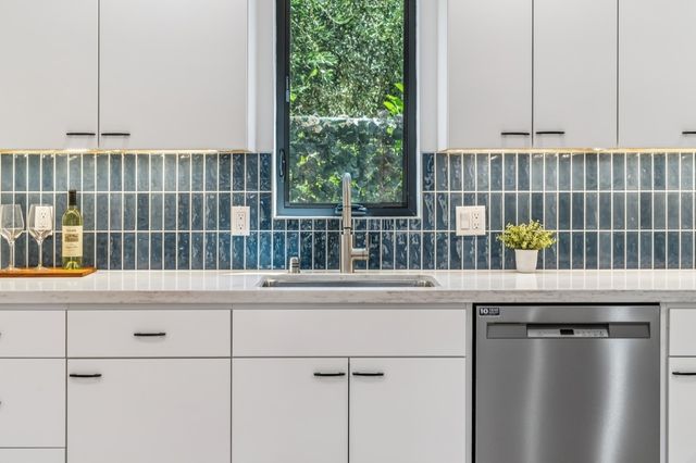 737 737 61st St, Oakland, CA 94609