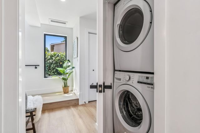 737 737 61st St, Oakland, CA 94609