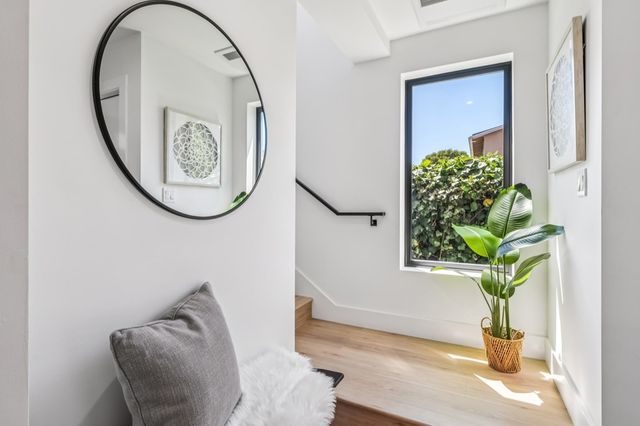 737 737 61st St, Oakland, CA 94609