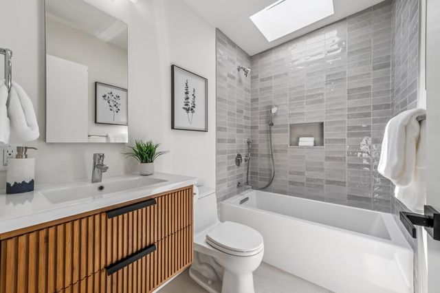 737 737 61st St, Oakland, CA 94609