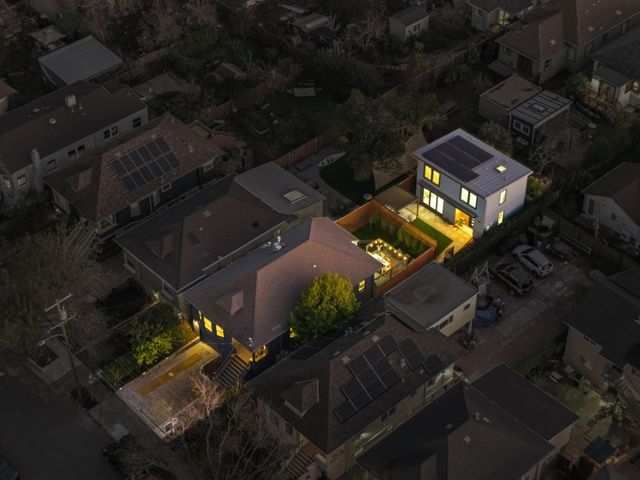 737 737 61st St, Oakland, CA 94609