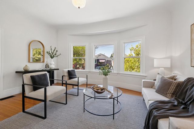 737 737 61st St, Oakland, CA 94609