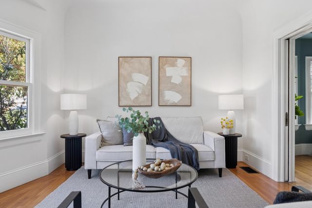 737 737 61st St, Oakland, CA 94609